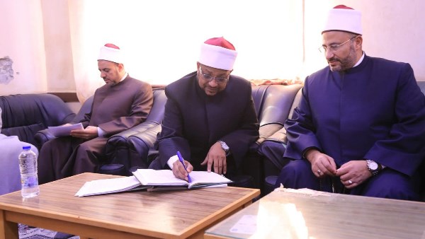  الدكتور محمد الجندي، الأمين العام لمجمع البحوث الإسلامية بالأزهر الشريف، خلال تفقده منطقة شمال سيناء الأزهرية
