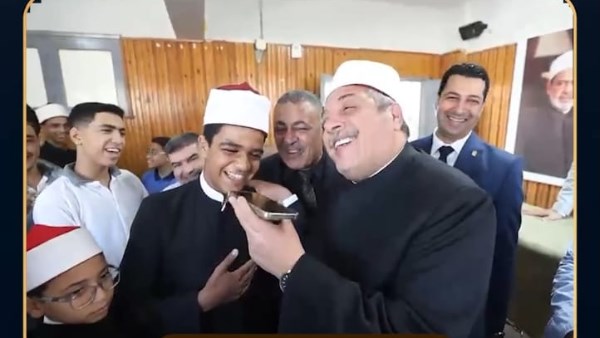 الطالب عبدالرحمن أثناء حديثه مع شيخ الازهر عبر الهاتفمع وكيل الأزهر