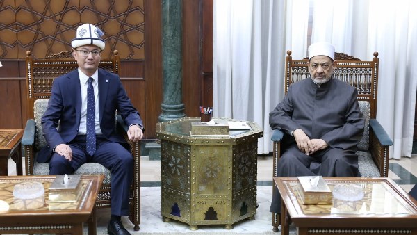 سفير قيرغيزستان يطلب من شيخ الأزهر زيادة أعداد المبتعثين الأزهريين والمنح الدراسية المخصصة لأبناء قيرغيزستان للدراسة بالأزهر