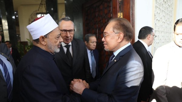 شيخ الأزهر يعرب عن تقديره لتصريحات الرئيس السيسي ورئيس وزراء ماليزيا ويؤكد مواصلة رسالة الأزهر في نشر علوم الدين وخدمة الإسلام