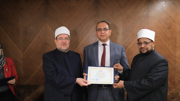 البحوث الإسلاميَّة يكرم عمداء وعميدات كليَّات جامعة الأزهر المستضيفة فعاليَّات الموسم الثقافي للجنة التعريف بالإسلام