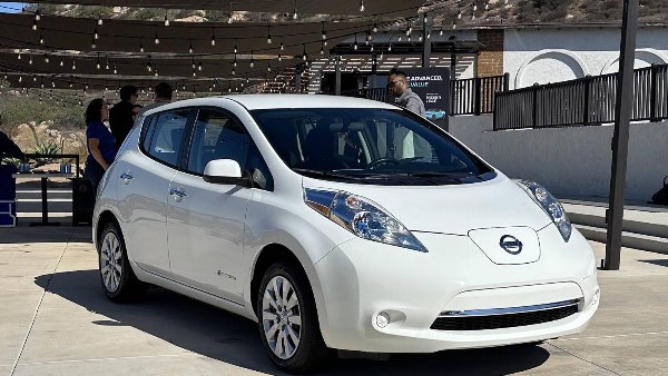 استبدال بطاريات السيارات الكهربائية