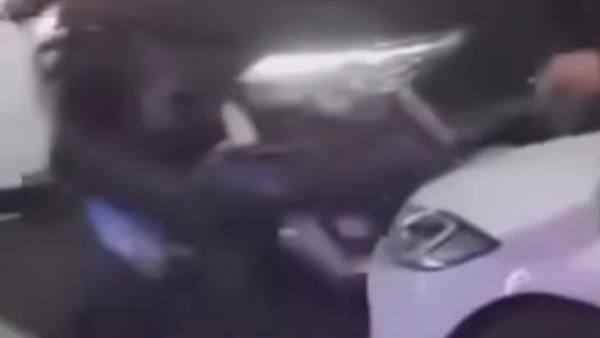السيارة
