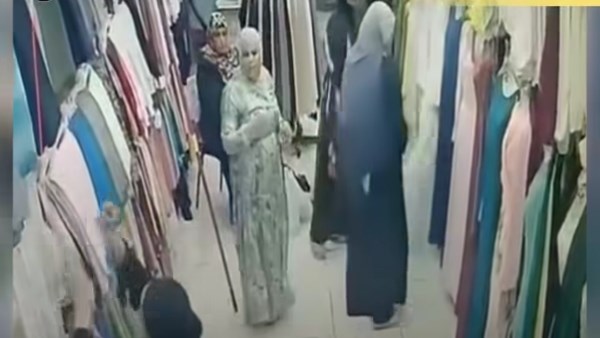 فيديو متداول يوثق واقعة سرقة مجوهرات من داخل محل.. و120 جرام ذهب