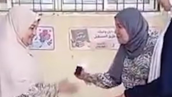 مديرة مدرسة بدمياط تفاجئ المدرسين بهدايا تذكارية