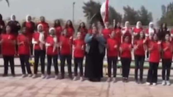 طلاب مدرسة بالإسكندرية يخلدون ذكرى مديرتهم الراحلة في احتفال أكتوبر