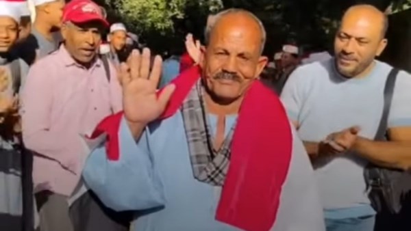تكريم عامل في قنا بعد بلوغة سن المعاش