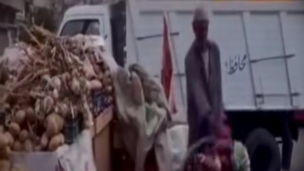 بائع خضار يرمي بضاعته على الأرض