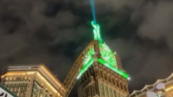 الأخضر يضئ سماء مكة في غرة جمادي الأولي
