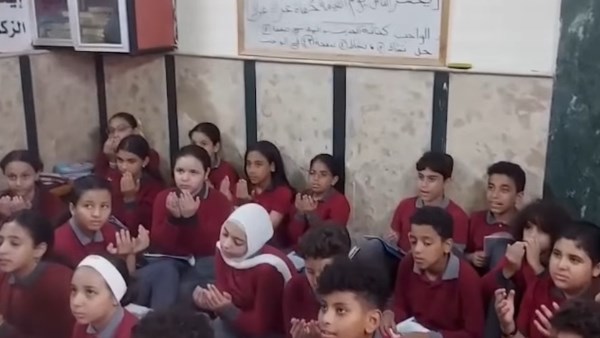 مشهد مؤثر داخل حصة الدين.. طلاب ببورسعيد يقرأون الفاتحة لزميلهم الذي رحل في حادث 