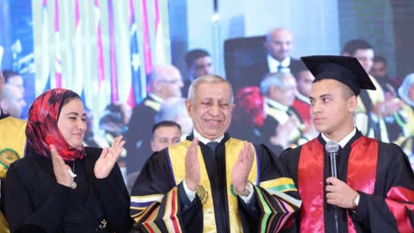 محافظ الإسكندرية ورئيس الأكاديمية البحرية يكرّمان نجل الشهيد أحمد المنسي في حفل تخرجه