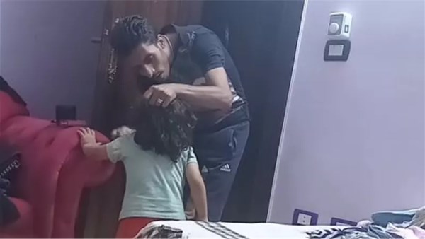 "حد ينجدني من الشخص ده".. فيديو صادم للاعتداء على طفلة يشعل الغضب