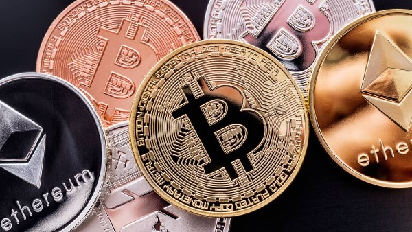 "بيتكوين" تتماسك قرب 85 ألف دولار بدعم تطور تنظيمي جديد