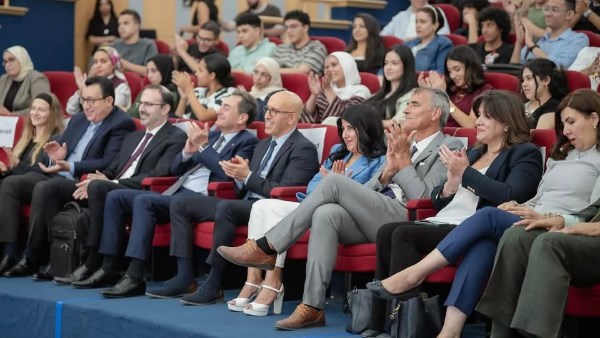 سفير فرنسا بالقاهرة يشارك في حفل افتتاح العام الدراسي بالجامعة الفرنسية في مصر