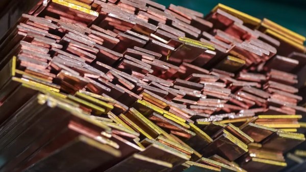 النحاس يقترب من 14.7 ألف دولار للطن مع تهديد بإضراب في أكبر منجم بالعالم