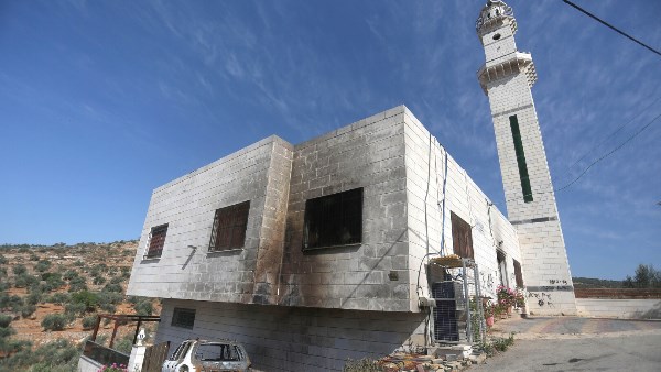 المفتي العام للقدس والديار الفلسطينية: إحراق مسجد في مخماس تصعيد خطير في إرهاب المستوطنين