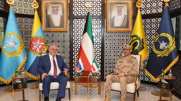 رئيس أركان الجيش الكويتي يبحث مع مسئول عسكري روسي تعزيز وتطوير العلاقات بين الجانبين