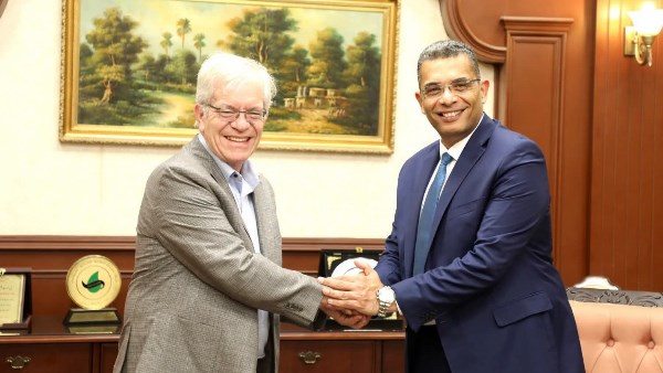 محافظ البحر الأحمر يبحث مع القائم بأعمال السفير الأمريكي فرص الشراكة في مشروعات المياه والسياحة والاستثمار