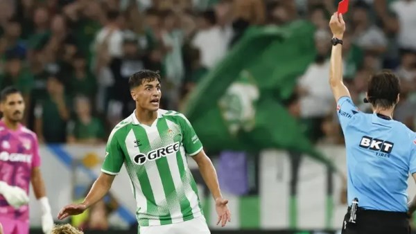 "فاكوندو بيرنال" لاعب ريال بيتيس يعتذر لجماهير الفريق بعد طرده أمام برشلونة في الدوري الإسباني