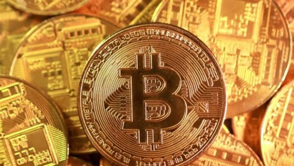 بيتكوين تتماسك فوق 81.5 ألف دولار وسط إشارات متباينة للسوق