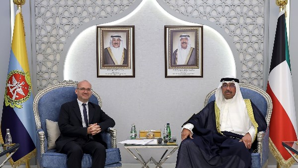 وزير الدفاع الكويتي والسفير الفرنسي يبحثان عددا من الموضوعات ذات الاهتمام المشترك لاسيما العسكرية