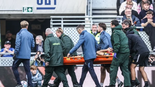 مارتينيز يطمئن جماهير تشيلسي عقب إصابته الخطيرة في مباراة إيفرتون بالدوري الإنجليزي مارتينيز يطمئن جماهير تشيلسي عقب إصابته الخطيرة في مباراة إيفرتون بالدوري الإنجليزي