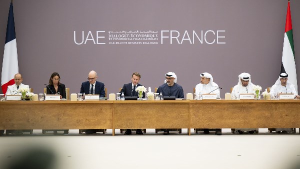 ولي عهد أبوظبي :حوار الأعمال الإماراتي-الفرنسي يُمثِّل فرصة لترجمة الأولويات المشتركة إلى استثمارات استراتيجية ولي عهد أبوظبي :حوار الأعمال الإماراتي-الفرنسي يُمثِّل فرصة لترجمة الأولويات المشتركة إلى استثمارات استراتيجية