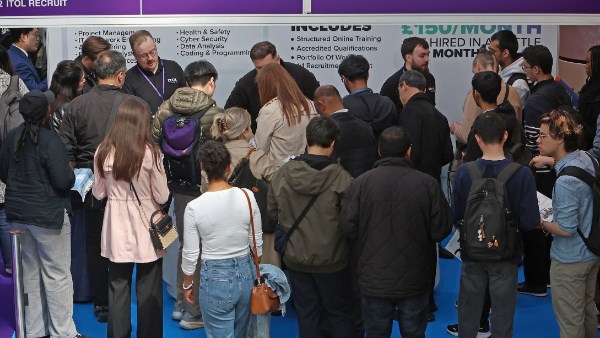 البطالة في بريطانيا تتراجع إلى 4.7% قبيل أول موازنة لجون هيلي