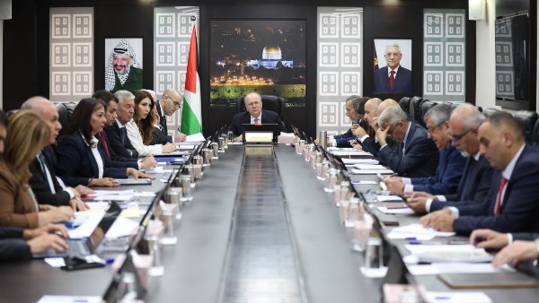 الوزراء الفلسطيني يحذّر من تراجع تمويل برامج الإغاثة في غزة وأثرها على تعميق معاناة المواطنين
