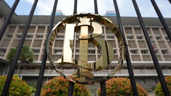 إندونيسيا تثبت سعر الفائدة وتخفض الاحتياطي الإلزامي وسط ضغوط على الروبية