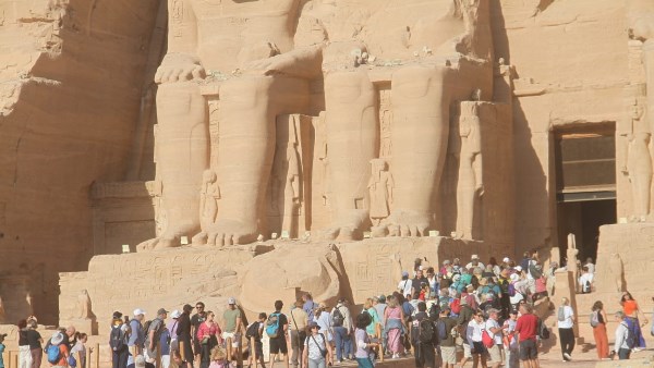 تعامد الشمس على وجه تمثال رمسيس الثاني بأبوسمبل لمدة 22 دقيقة