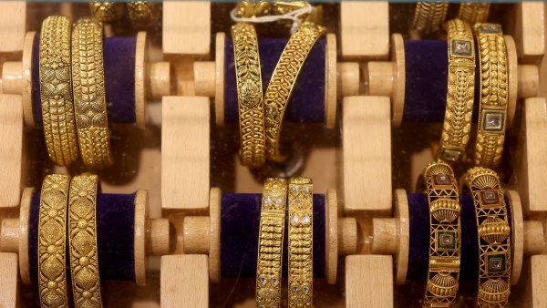 أسعار الذهب تتراجع بأكثر من 1% مع ارتفاع النفط وتعزز التوقعات باستمرار أسعار الفائدة المرتفعة لفترة أطول