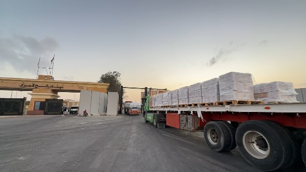 الهلال الأحمر المصري يطلق القافلة رقم 301 من «زاد العزة» بحمولة تتجاوز 3,266 طنًا من المساعدات الإنسانية