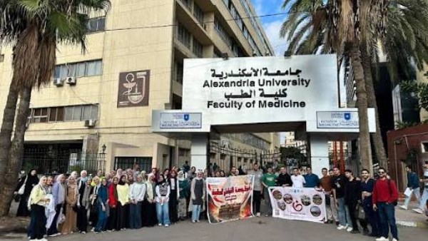 طب الإسكندرية تنظم قافلة طبية لمصانع «روبكس» ببرج العرب وتوقع الكشف على 746 حالة مجانًا