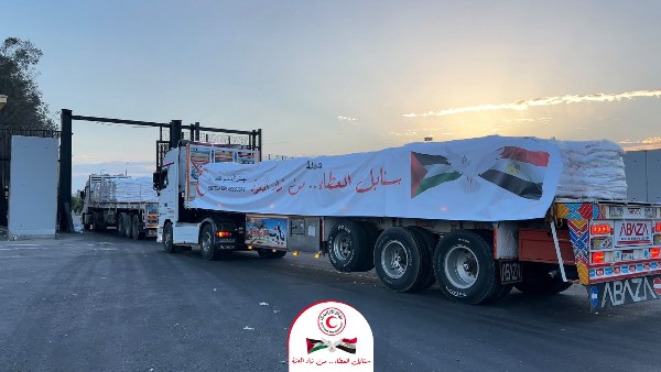 الهلال الأحمر: «زاد العزة» الـ304 تضم 1,620 طنا من المساعدات للفلسطينيين