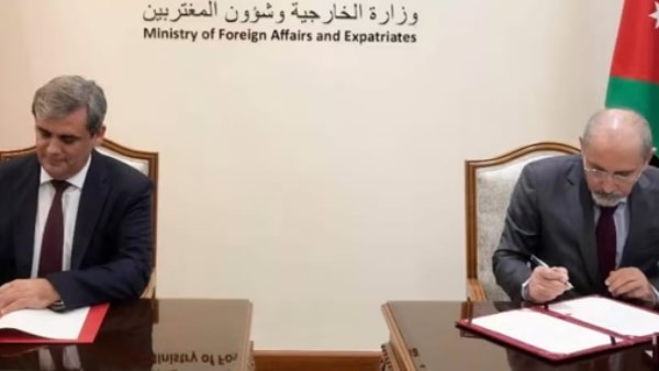 الأردن ومونتينيجرو يوقعان اتفاقية للإعفاء من التأشيرات لحاملي جوازات السفر الدبلوماسية وجوازات الخدمة الأردن ومونتينيجرو يوقعان اتفاقية للإعفاء من التأشيرات لحاملي جوازات السفر الدبلوماسية وجوازات الخدمة