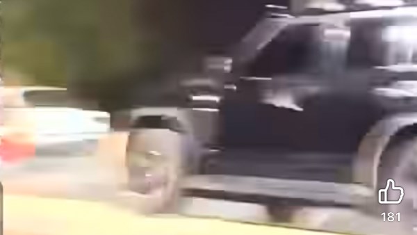 سيارة علي الرصيف