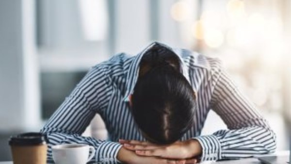 تنام 8 ساعات وتستيقظ مرهقًا؟.. أسباب التعب المستمر وكيف تتخلص منه