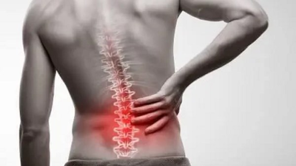 آلام أسفل الظهر.. 10 عادات يومية تزيد الوجع وتحد من الحركة