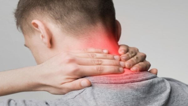 أسباب غير متوقعة لآلام الرقبة.. كيف تؤثر إصابات الطفولة والمشكلات الصحية القديمة؟