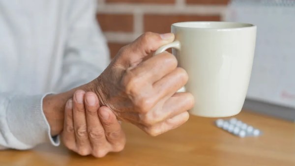 دراسة تكشف تأثيرًا محتملًا لمادة طبيعية في حماية الأعصاب من أعراض باركنسون