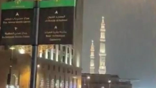 أمطار غزيرة تغمر أنحاء المدينة المنورة