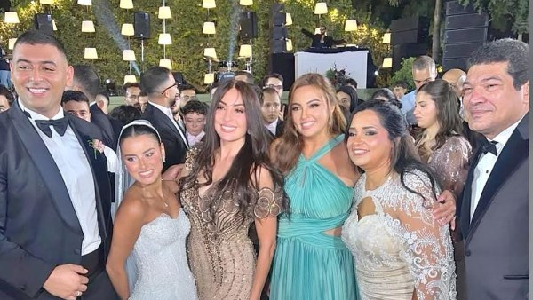 تامر حسني وأحمد سعد يتألقان في حفل زفاف ابنة المخرجة شيرين عادل بحضور نجوم الفن