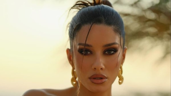 الفنانة سينتيا خليفة