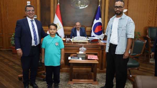 . محافظ السويس ينهى خلاف بين تلميذين بعد رصد استغاثه 