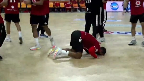 يد الاهلي 