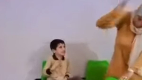 معلمة تضرب صغير بالعصا داخل مدرسة ابتدائي بالفيوم