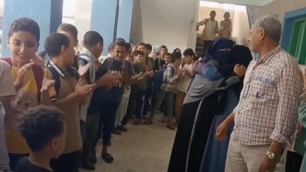 احدي المعلمات و طلاب بممر شرفي