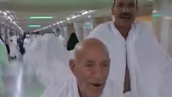 مسن أثناء أدائه مناسك العمرة في المسجد الحرام
