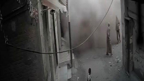 لحظات مرعبة لانهيار عقار سكني بمدينة المحلة الكبرى